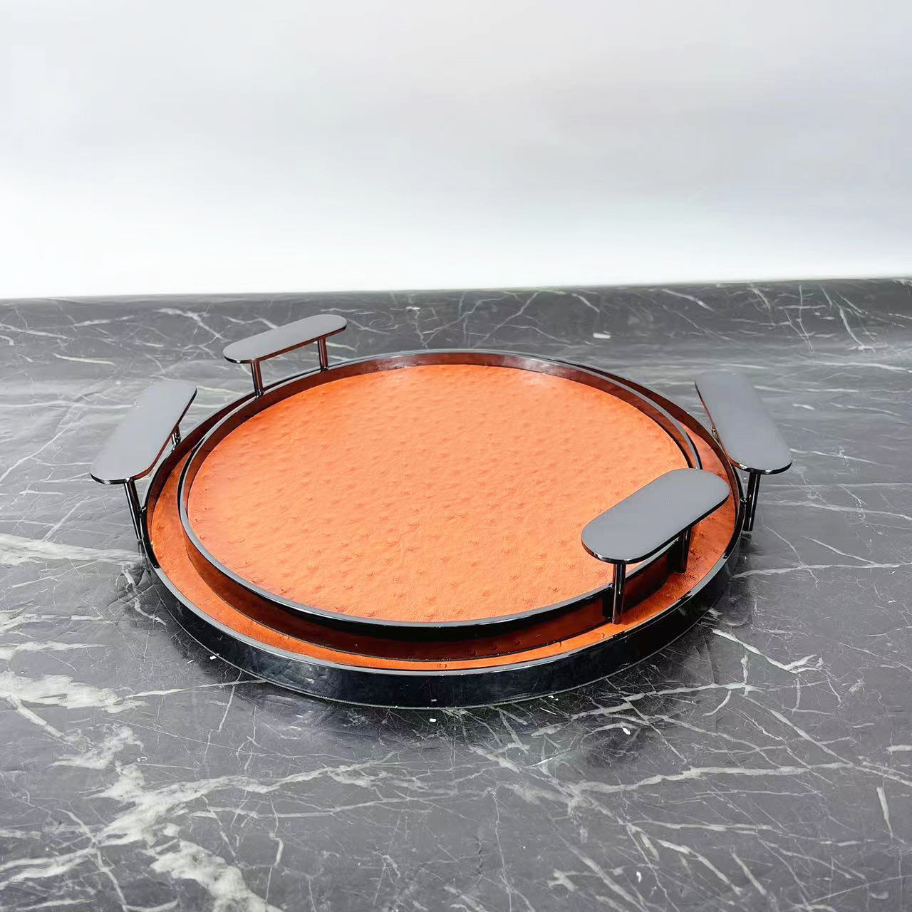 现代简约金属圆形皮革托盘艺术软装饰品样板房间售楼处摆件