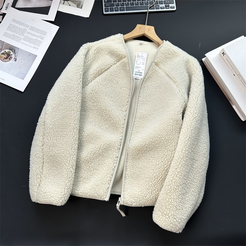 日单u+试衣间~202p4秋冬新款柔软羊羔绒V领拉链保暖摇粒绒短外套