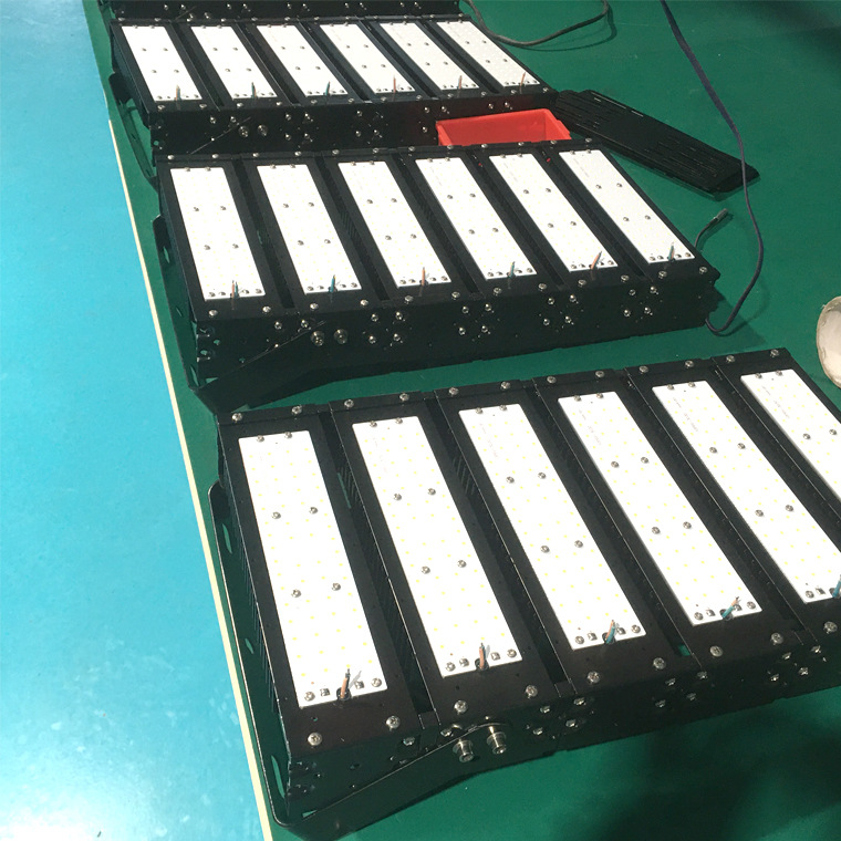 直销户外投光灯方形外壳防水led隧道灯150W模组球场灯300瓦高杆灯