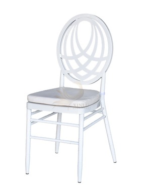 现代简约白色锻铁餐厅椅子，适合酒店婚礼宴会厅花园客厅使用