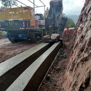 液压升降模具操作简单农田水沟滑模机路边沟路牙石滑模成型机