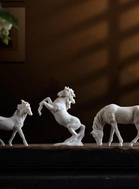 创意陶瓷动物小白马摆件家居桌面沙盘盆景微景观流水器造景装饰品