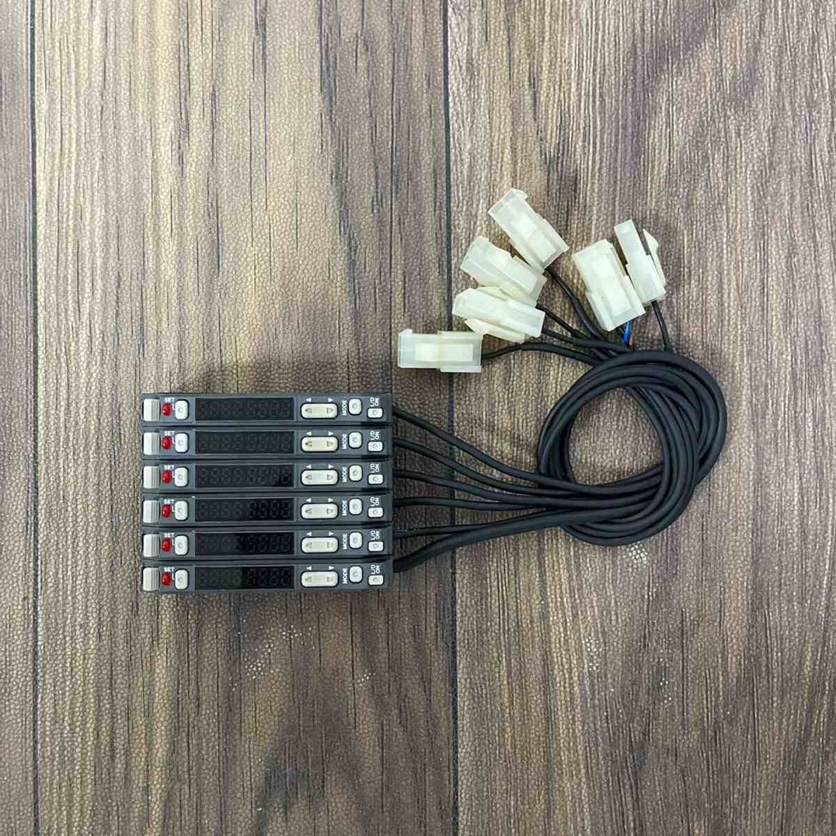 基恩士/KEYENCE，光纤放大器，型号:FS-V22~5个议价