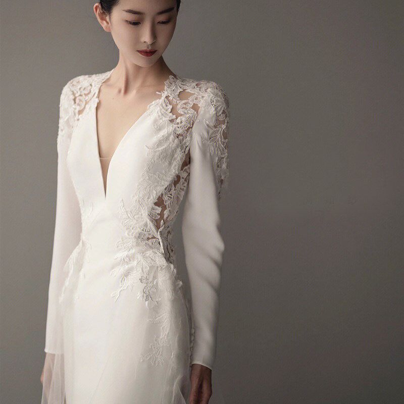 法式轻婚纱2024款新娘长袖V领缎面蕾丝出门纱鱼尾礼服拖尾瘦宴会