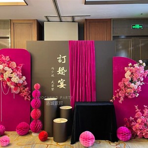 网红玫红黑色订婚宴布置背景墙KT板成品定制小婚礼酒店包厢布置