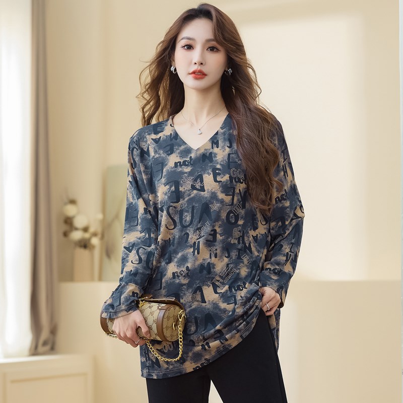 大码女装秋装200斤胖mm休闲时尚上衣胖妹妹遮肉显瘦V领长袖T恤衫