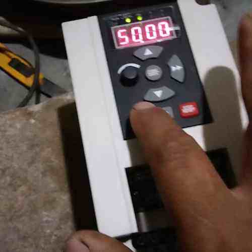 0.75千瓦变频器型号:B1000-2S007G输入咨询维修