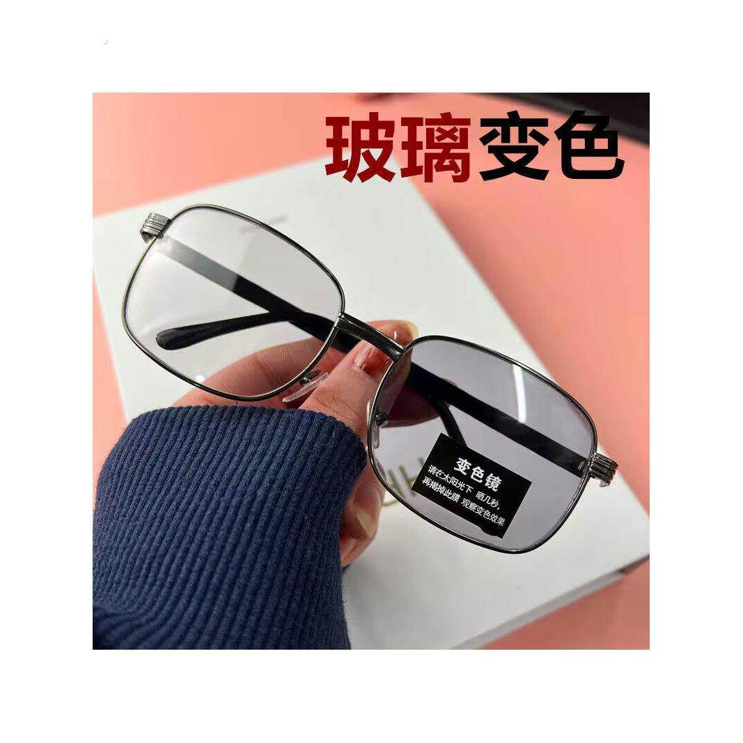 采购产品新的玻璃镜片的男人和女人，智能光致变色太阳镜，白天和