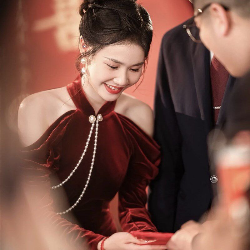 敬酒服新娘旗袍2025新款礼服女订婚修身挂脖长款改良连衣裙回门服