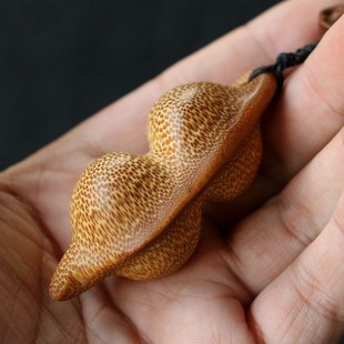 纯手工雕刻天然龙血金丝竹小豆荚手把件竹雕鱼子纹实心竹挂件把玩