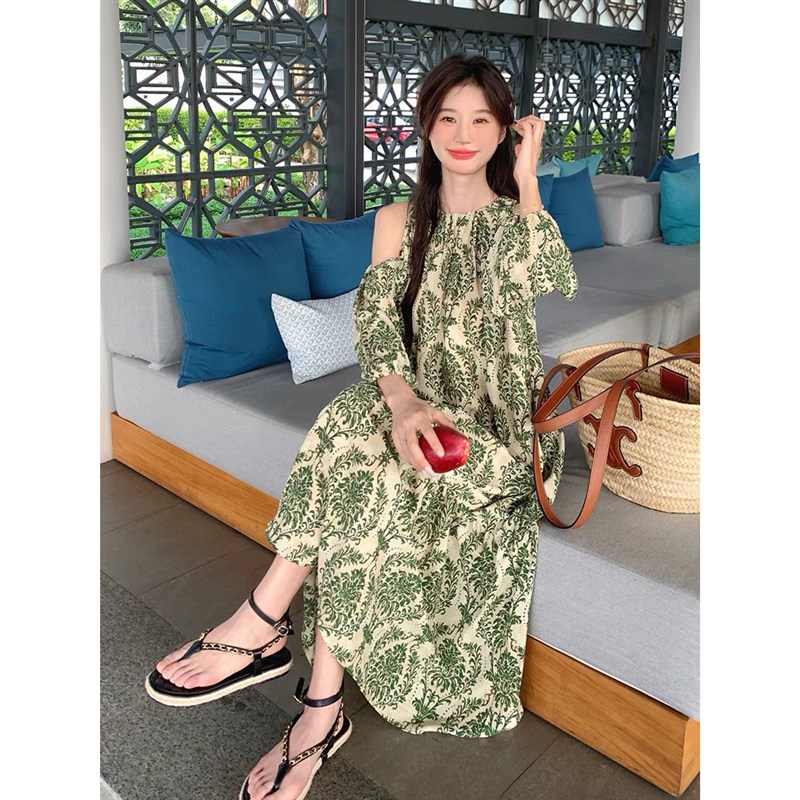 绿色碎花露肩连衣裙女2024年夏季新款法式复古宽松海边度假风长裙