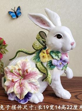 出口精品陶瓷百合花兔子摆件欧式电视柜玄关兔子生日礼物装饰摆件
