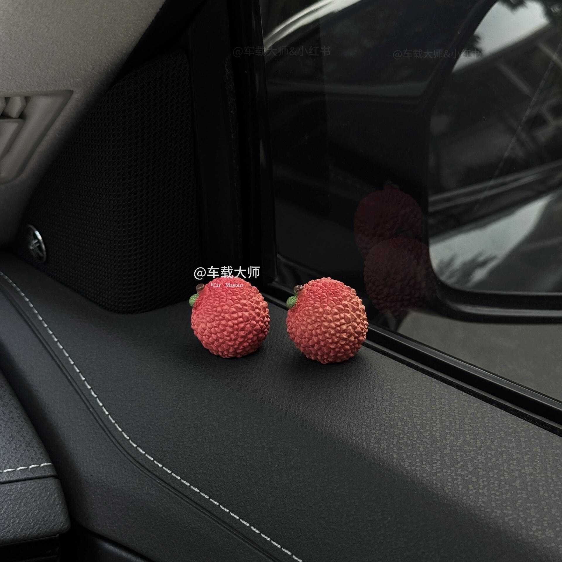 【新车礼物-事事顺荔】稀奇古怪车载摆件可爱荔枝汽车中控台装饰