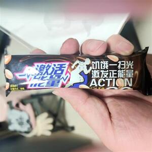 新货坚果巧克力威化饼干休闲零食威化饼整箱