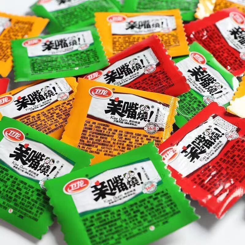 卫龙辣条亲嘴烧100片混合零食经典香辣风味散装麻辣辣味童年牛肉