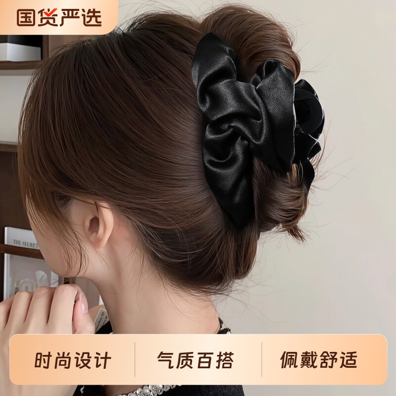 云朵抓夹女高级感2026新款发量少后脑勺鲨鱼夹缎面发饰品短发粉色