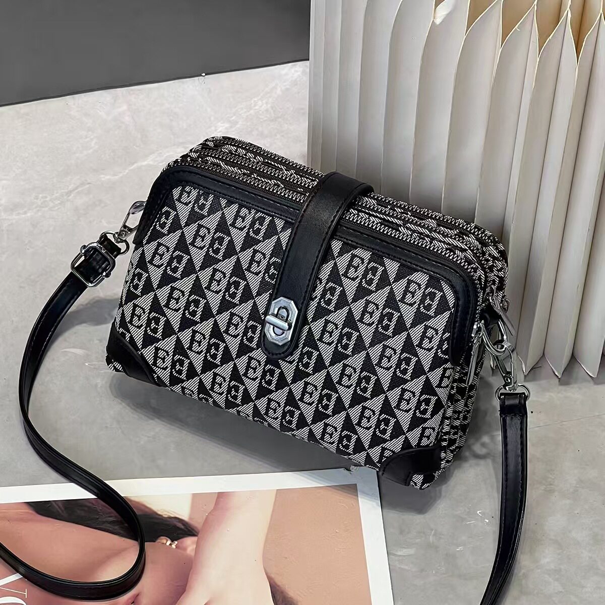 高级感时尚小方包简约休闲女士包2026新款百搭洋气多层斜挎包包包