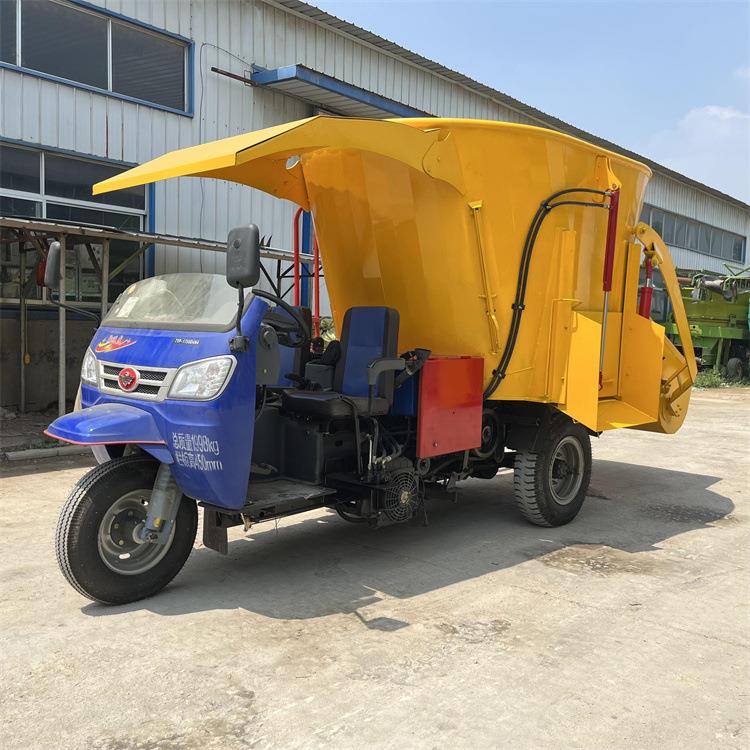 柴油三轮tmr喂料车自走式粉搅撒一体车全自动上料搅拌撒料车