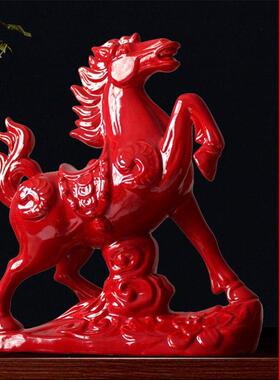 大红色陶瓷马饰品，用于家庭客厅和办公室装饰，吸引财富风水马立