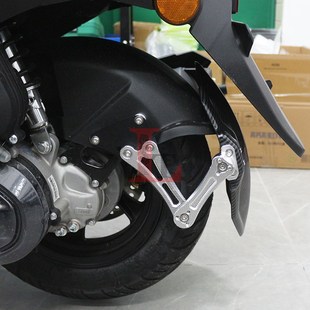 适用钱江鸿1f25改装 TAN125碳纤纹后盾沙板挡水板泥 后挡泥板FORT