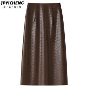 棕色pu皮裙女2025新款冬季高腰显瘦中长款直筒半身裙气质包臀裙子