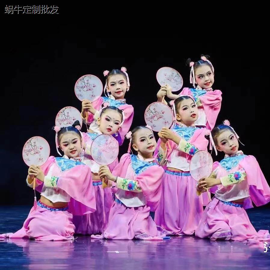 俏执扇演出服团扇桃花笑
