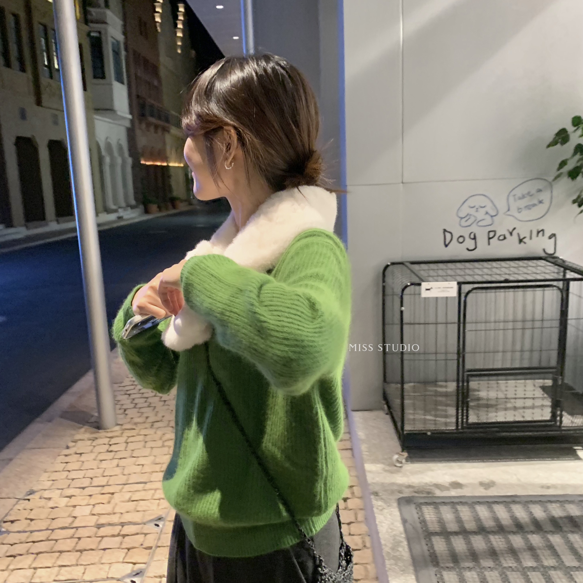 MISS密思家-慵懒随性保暖浣熊绒V领软糯舒适毛衣(含10羊毛)1735