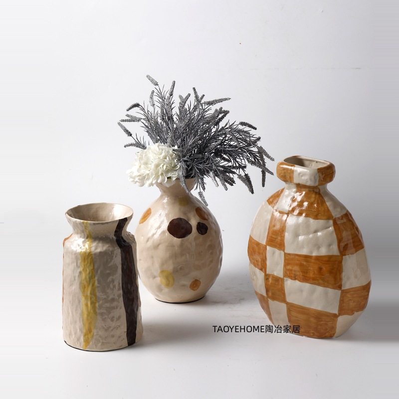 简约轻奢手绘陶瓷花瓶家居样板间软装民宿卧室干花花器装饰品摆件,模玩/动漫/周边/娃圈三坑/桌游,文化/体育周边,淘宝优惠券,粉丝福利购,淘宝优惠卷