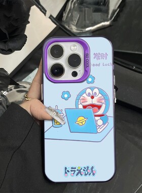 红米K90工作叮当猫苹果15p彩银16plus手机壳硬iPhone14高级感OPPOK13TURBO适用可爱小米17ProMax卡通OPPOK12X