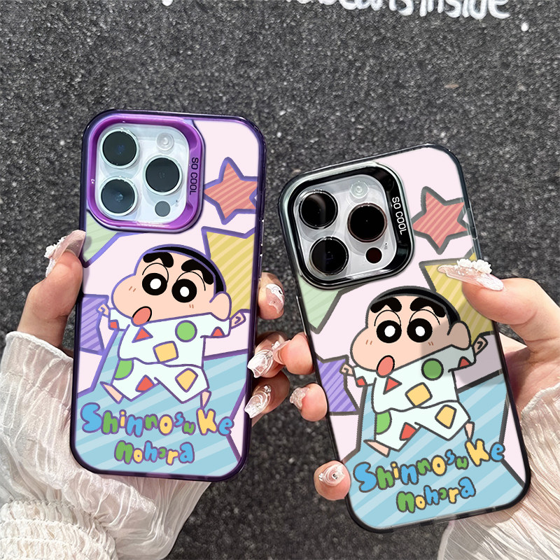 iPhone16创意一加13睡衣蜡笔小新彩银硬可爱红米NOTE15适用苹果14PLUS高级感17ProMax卡通手机壳荣耀WINTURBO