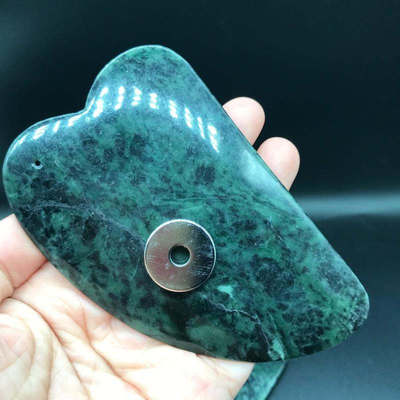 天然臧玉药王石刮痧板带磁性养生把件蛇纹石全身通用美容刮痧石