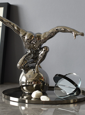 优选留连现代简约银色踩球人物陶瓷雕塑摆件样板房雕像艺术品软装