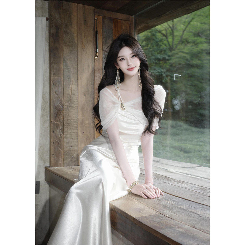 白色连衣裙女高级感法式名媛千金风订婚礼服性感斜肩缎面生日裙子