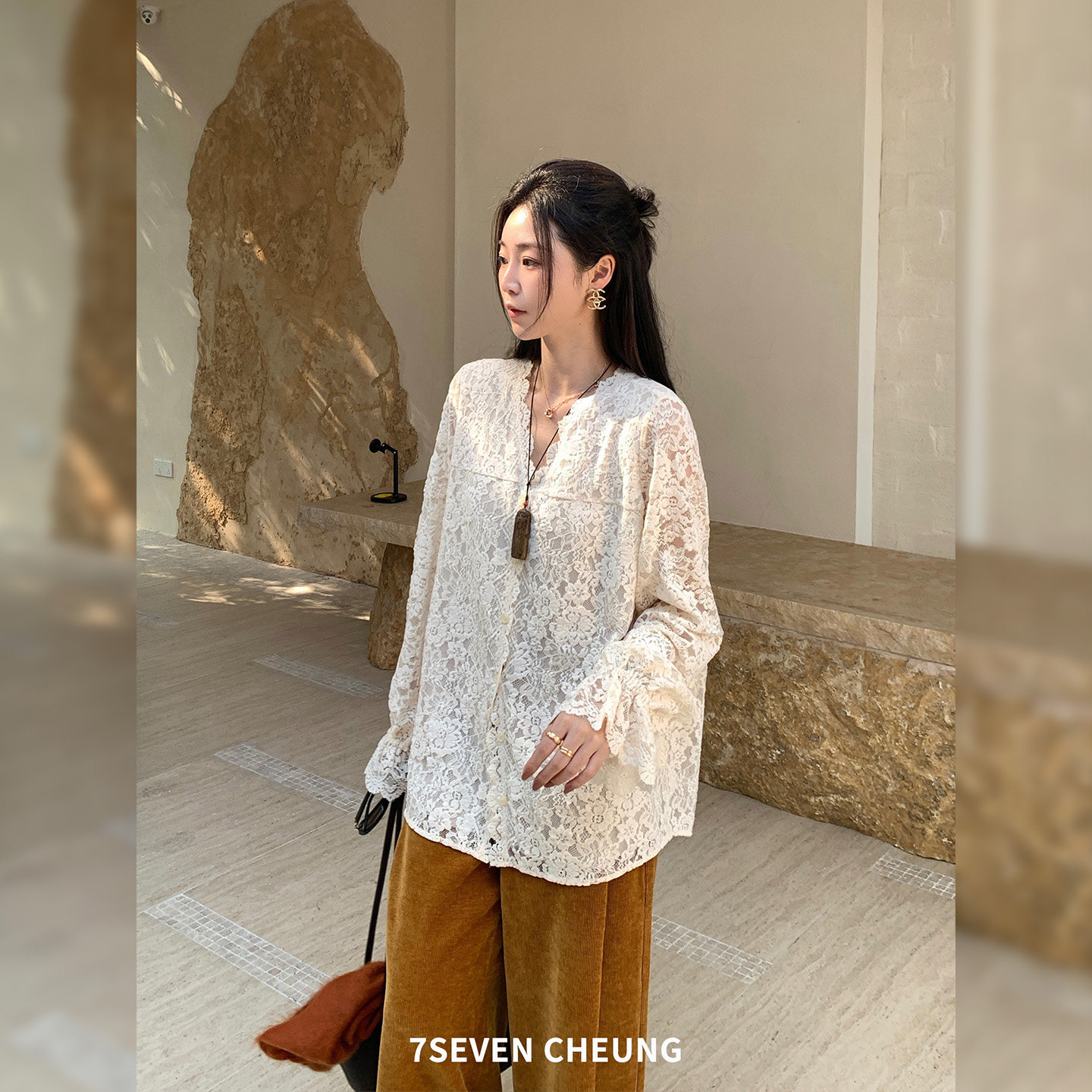 张七七 温柔米白色蕾丝镂空钩花衬衣女2026精致优雅质感V领小衫