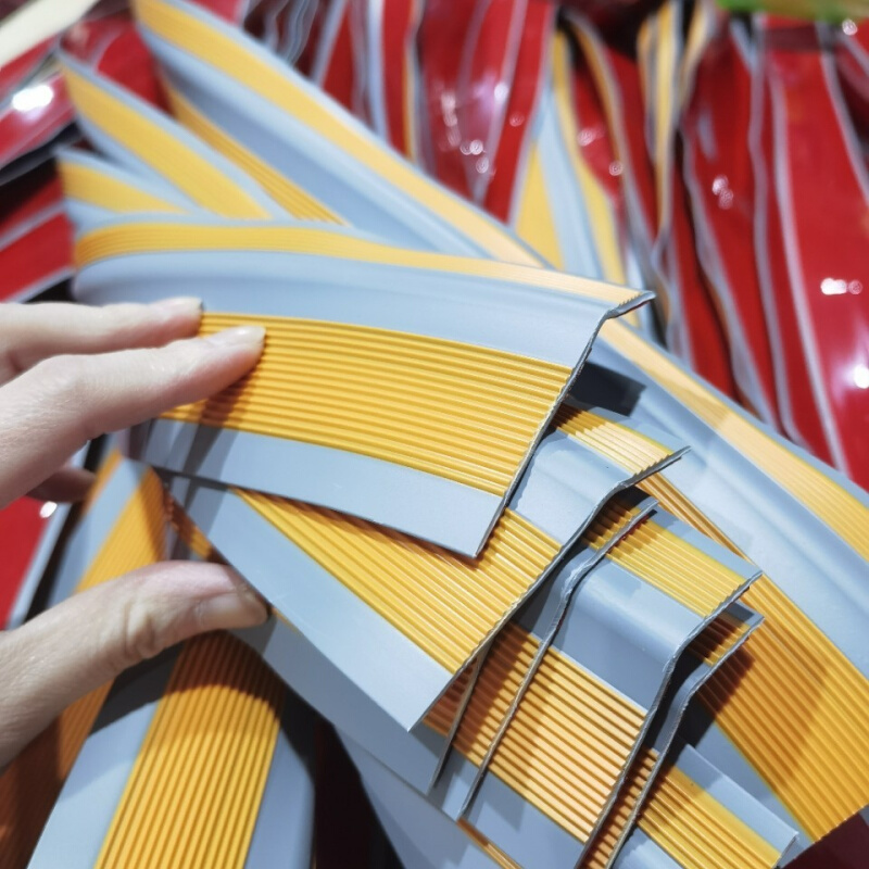 楼梯防滑条幼儿园台阶踏步压条L型防撞护角PVC自粘防滑