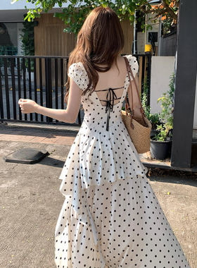 法式白色波点泡泡袖连衣裙女夏季收腰显瘦不规则旅游度假露背长裙