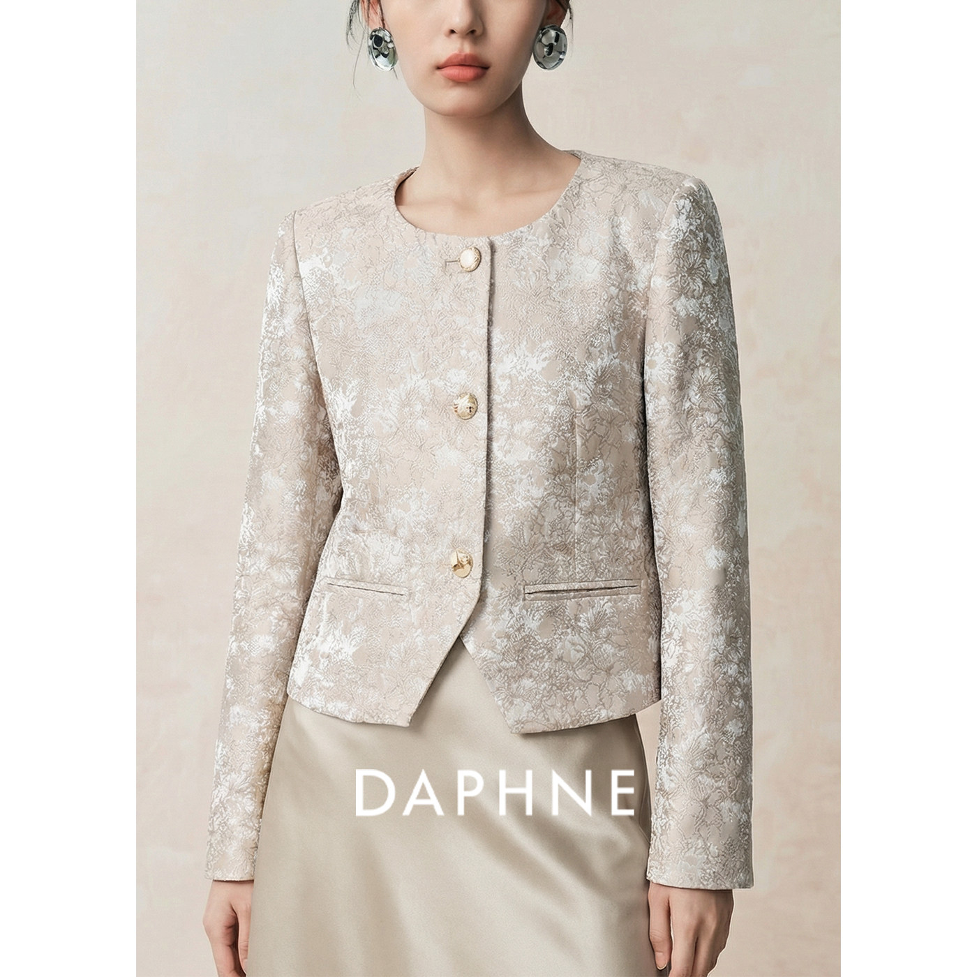 Daphne达芙妮新中式提花醋酸短外套女2026春圆领高级感气质小西装