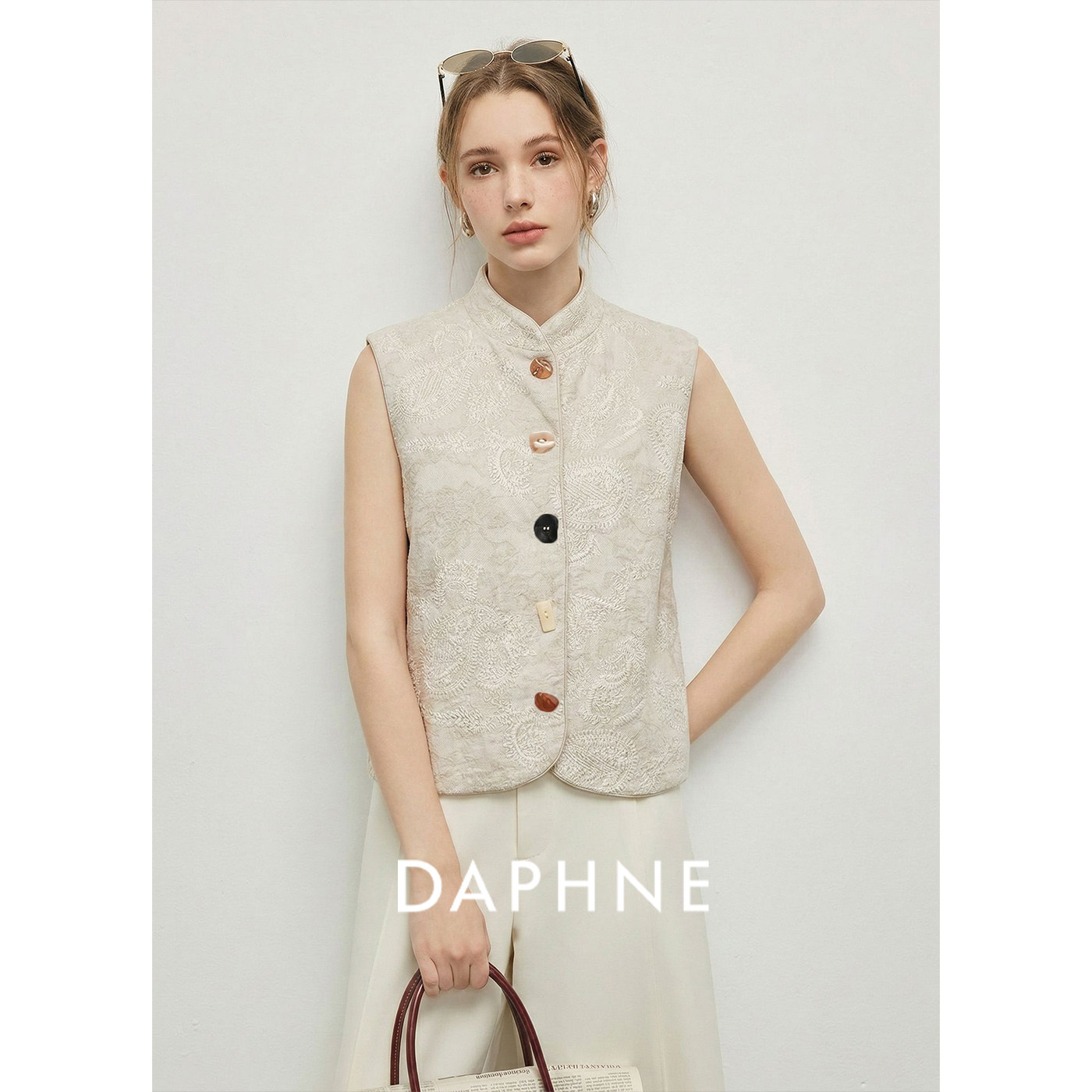 Daphne达芙妮雨露麻国风米白刺绣立领彩色纽扣马甲女夏季百搭背心