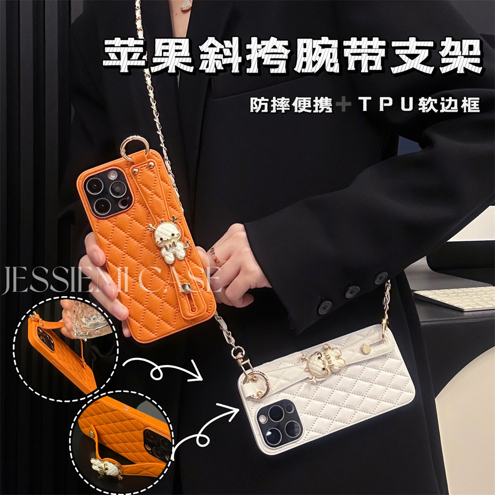 适用苹果16promax手机壳斜挎挂绳女小香风iPhone15/14腕带全包防摔保护套13