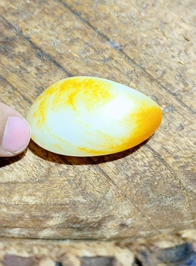 和田玉洒金皮，白玉底色带洒金皮，油润度好，成色几乎全新65.2克