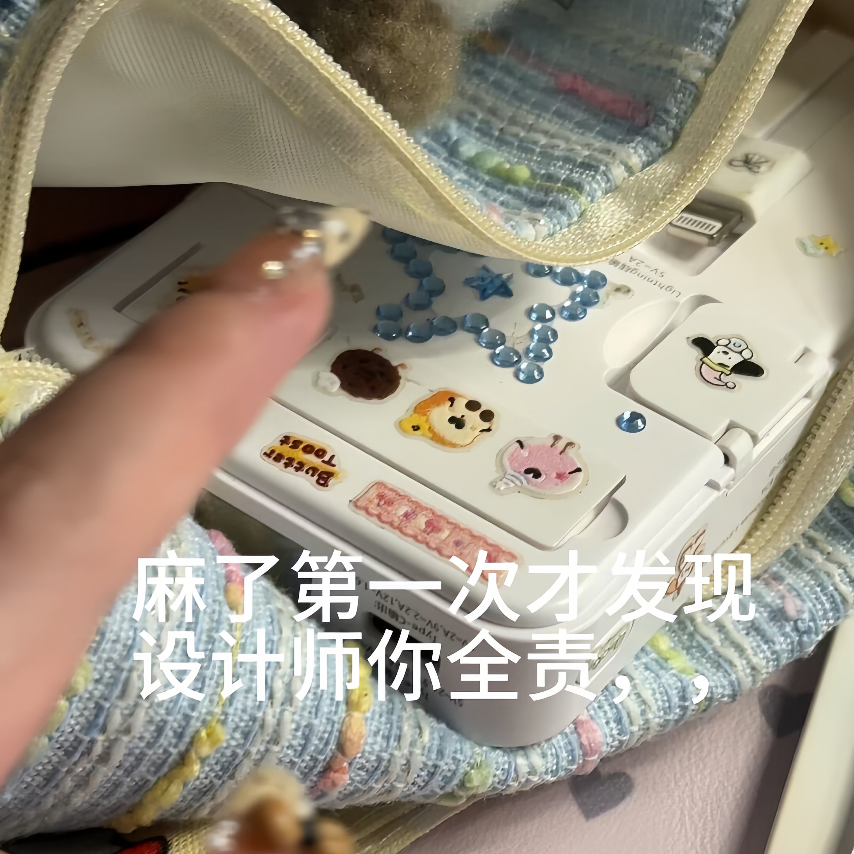 磁吸充电宝背夹式自带线快充数显轻薄便携手机支架旅行移动电源