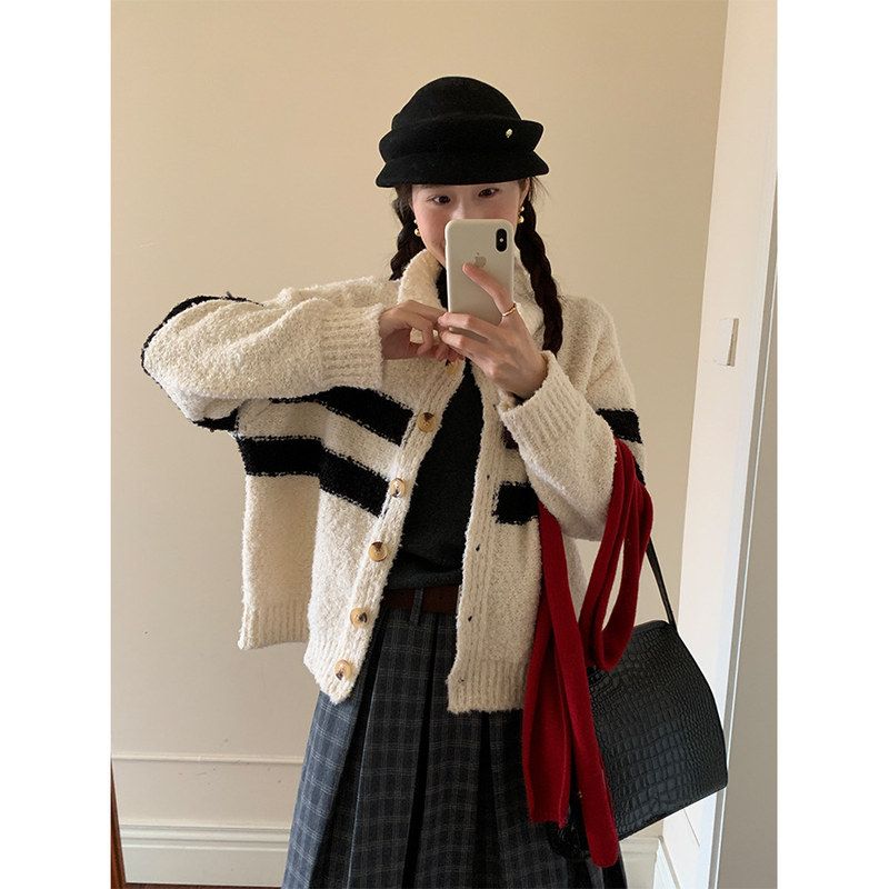 黄峥慵懒风撞色条纹开衫毛衣女25冬季新款宽松长袖毛织外套541104