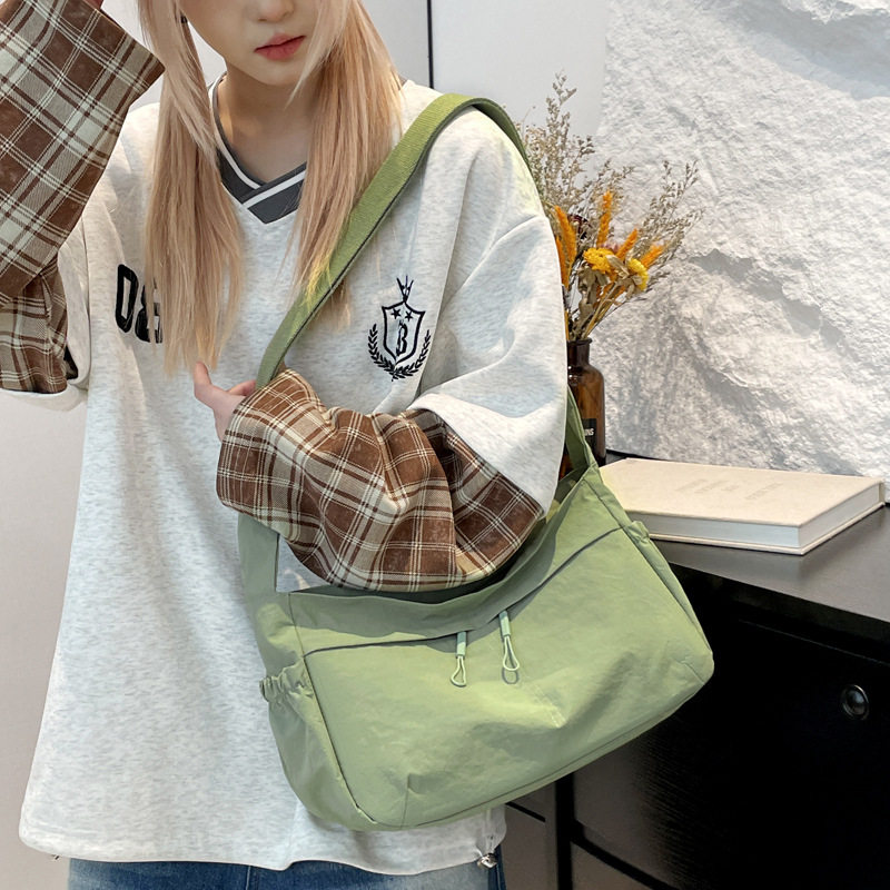 新款女士斜挎包大容量轻便休闲单肩包简约通勤百搭学生托特包