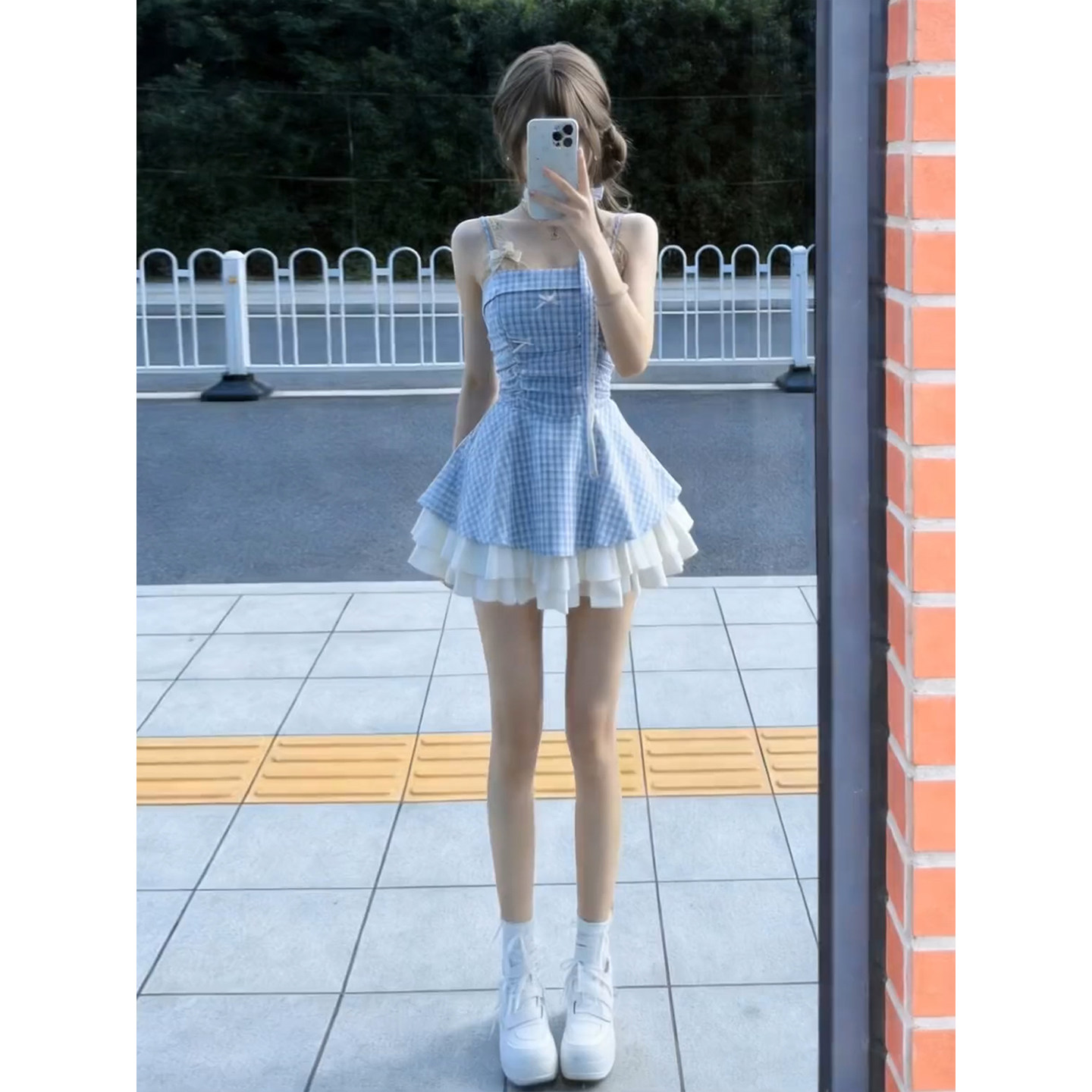 2026夏季蓝色格纹吊带连衣裙法式蝴蝶结高腰短款蓬蓬女裙