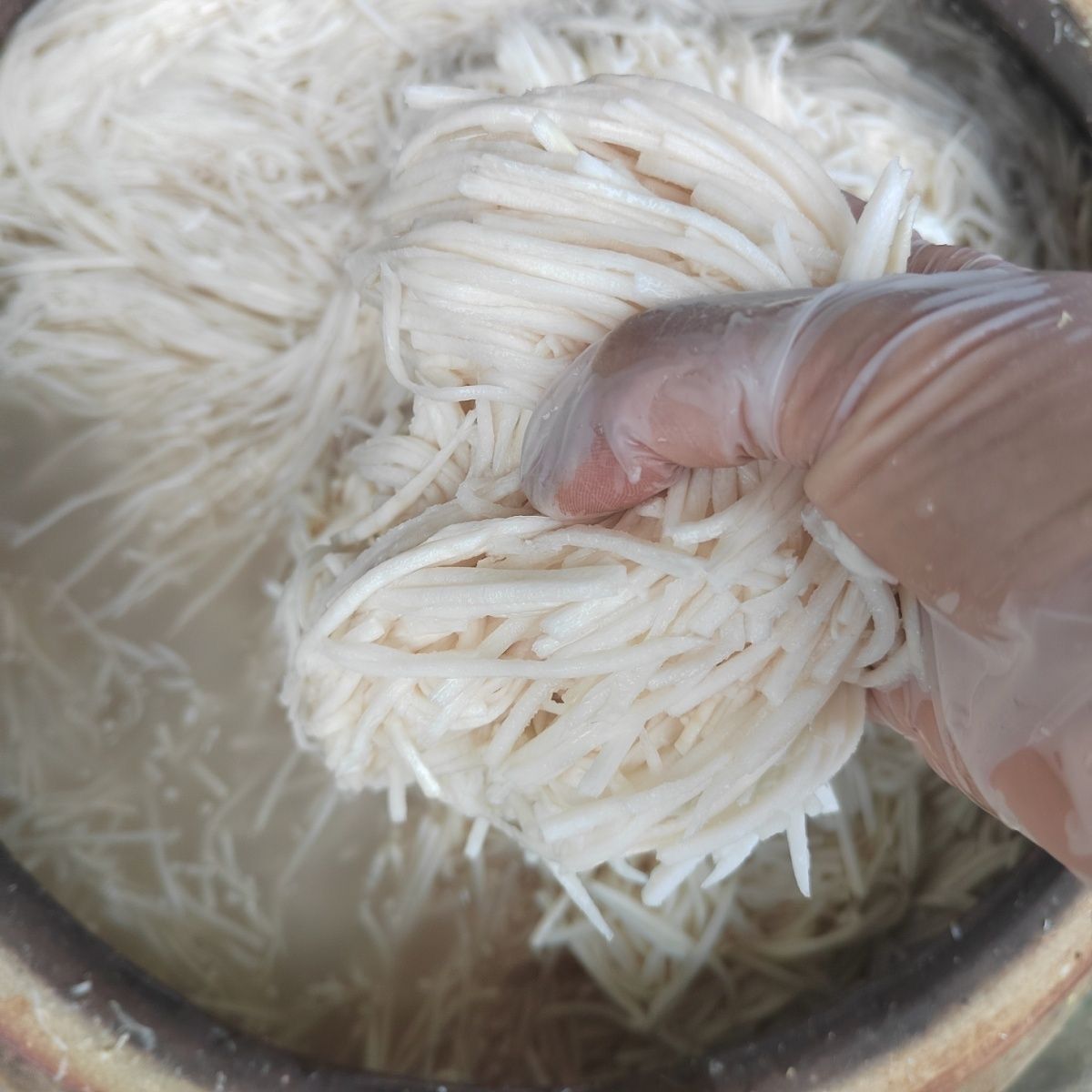 新货云南德宏傣族傣味酸笋臭笋酸臭脆嫩笋丝酸辣螺丝竹笋腌制笋子