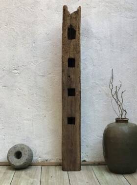 风化残木、老梁柱、人工凿刻+自然风化；民宿茶室等极简侘寂摆件