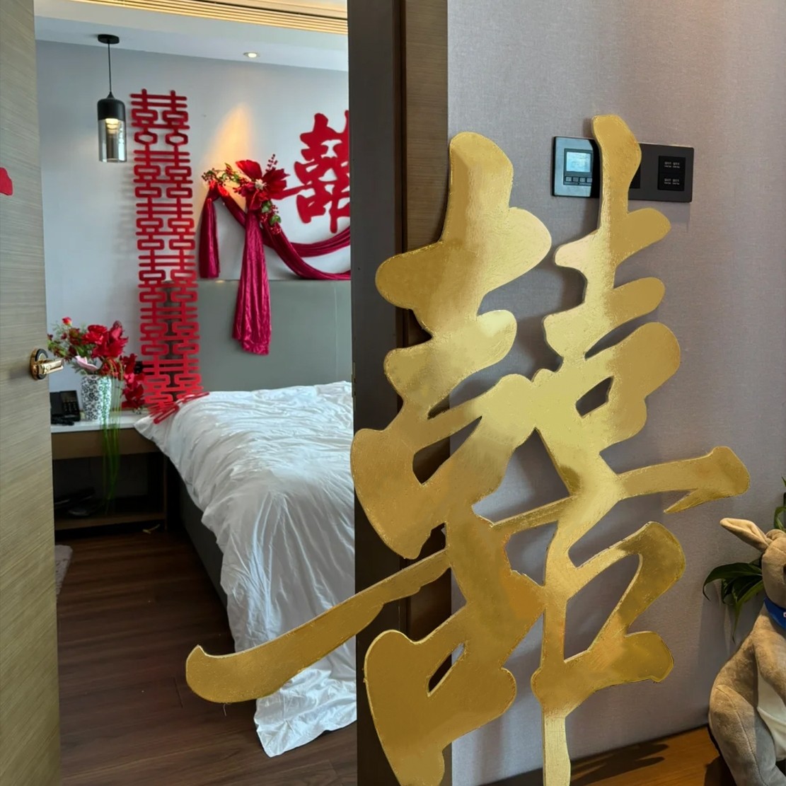 KT板金色喜字结婚专用装饰大囍字婚礼婚房布置订婚晨袍拍照道具