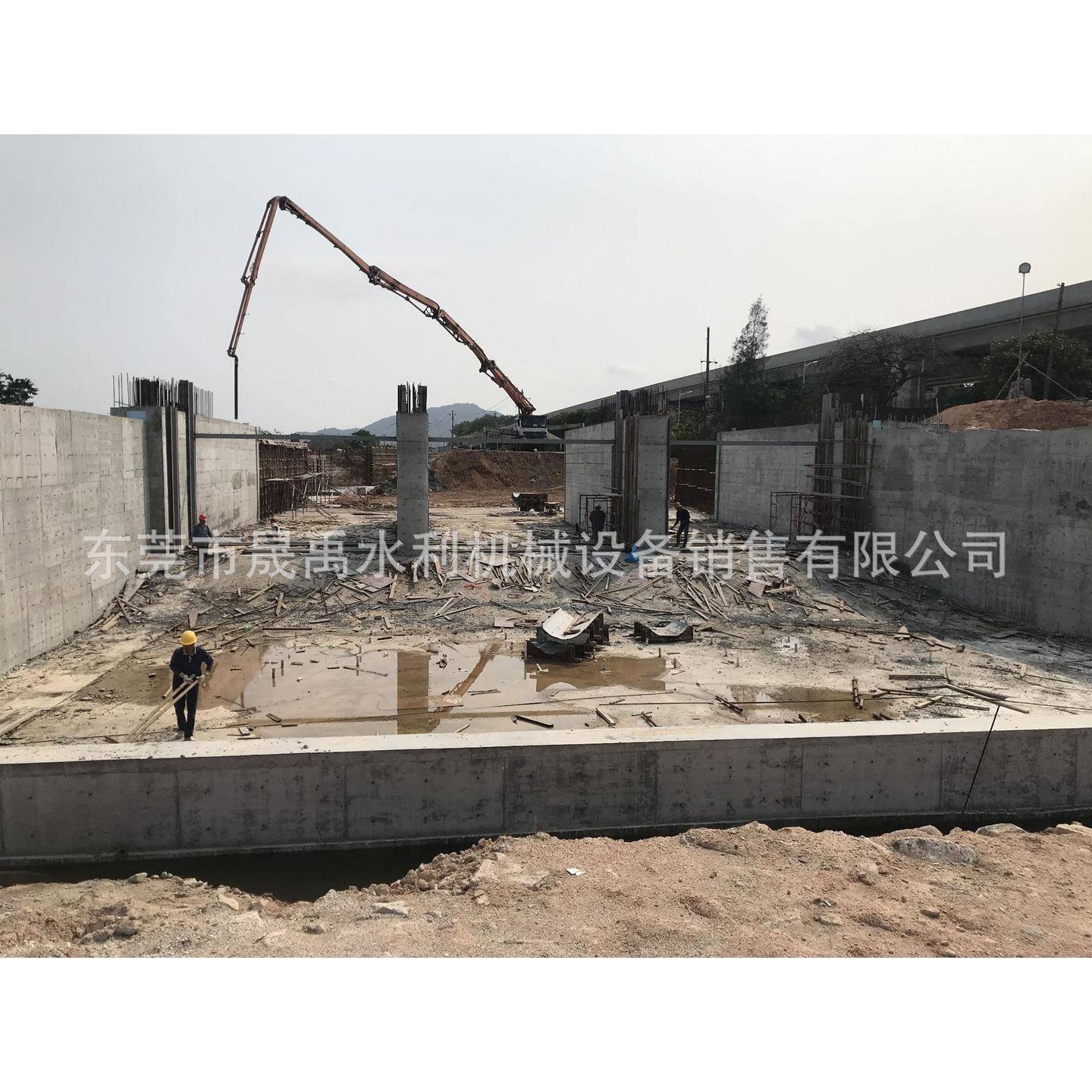 广东工地现场钢制闸门预埋件门槽制作与安装含喷锌防腐11000元/吨