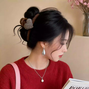 羊羔毛绒爱心头发抓夹女高级感2025新款发夹盘发鲨鱼夹大号头饰秋