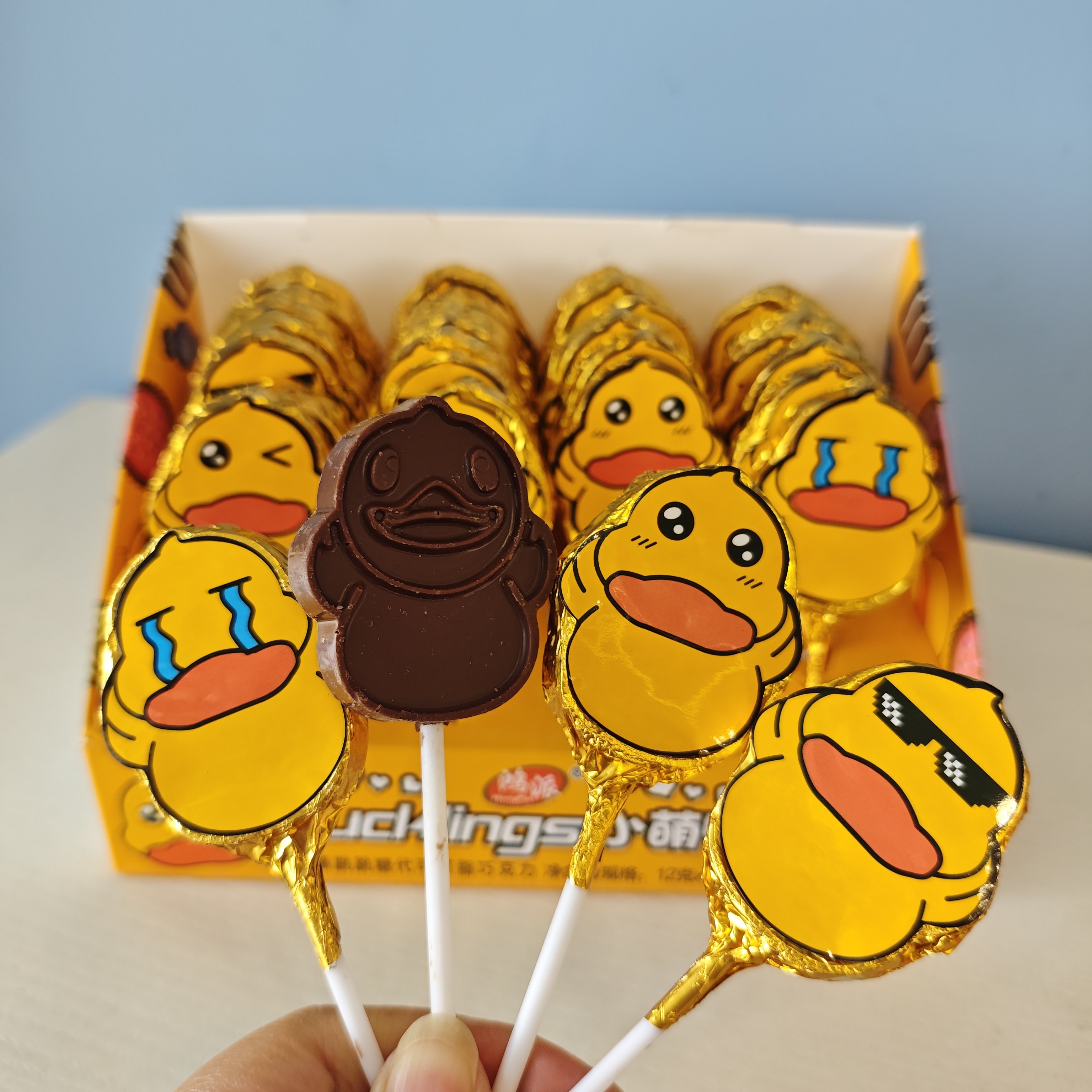 小萌鸭代可可脂巧克力棒棒糖
